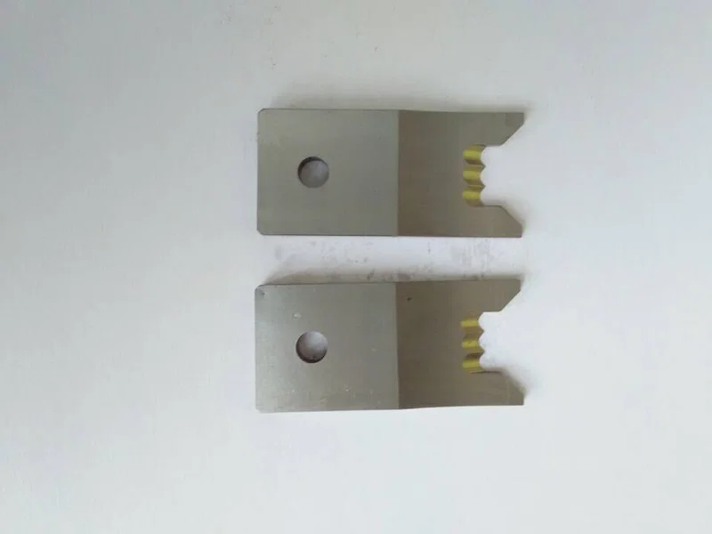 Coaxiale draadstripmachine voor roterende messen