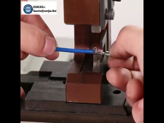 OTP Molds - Verticale draadterminal krimpmachine met zijvoeding applicator en spoelterminal krimpmatrijs