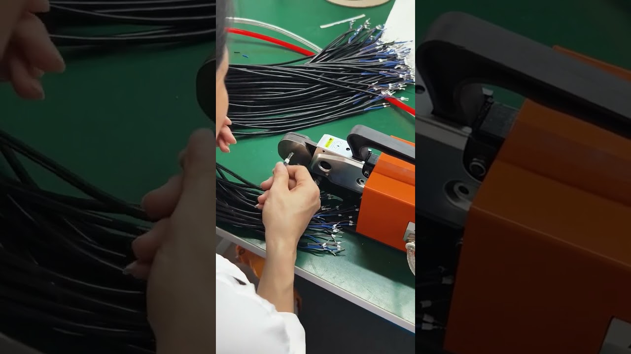 Moeiteloos krimpen van buisvormige terminals 0,25-10 mm² | Vierkant of zeskantkrimp #fabriek #machine