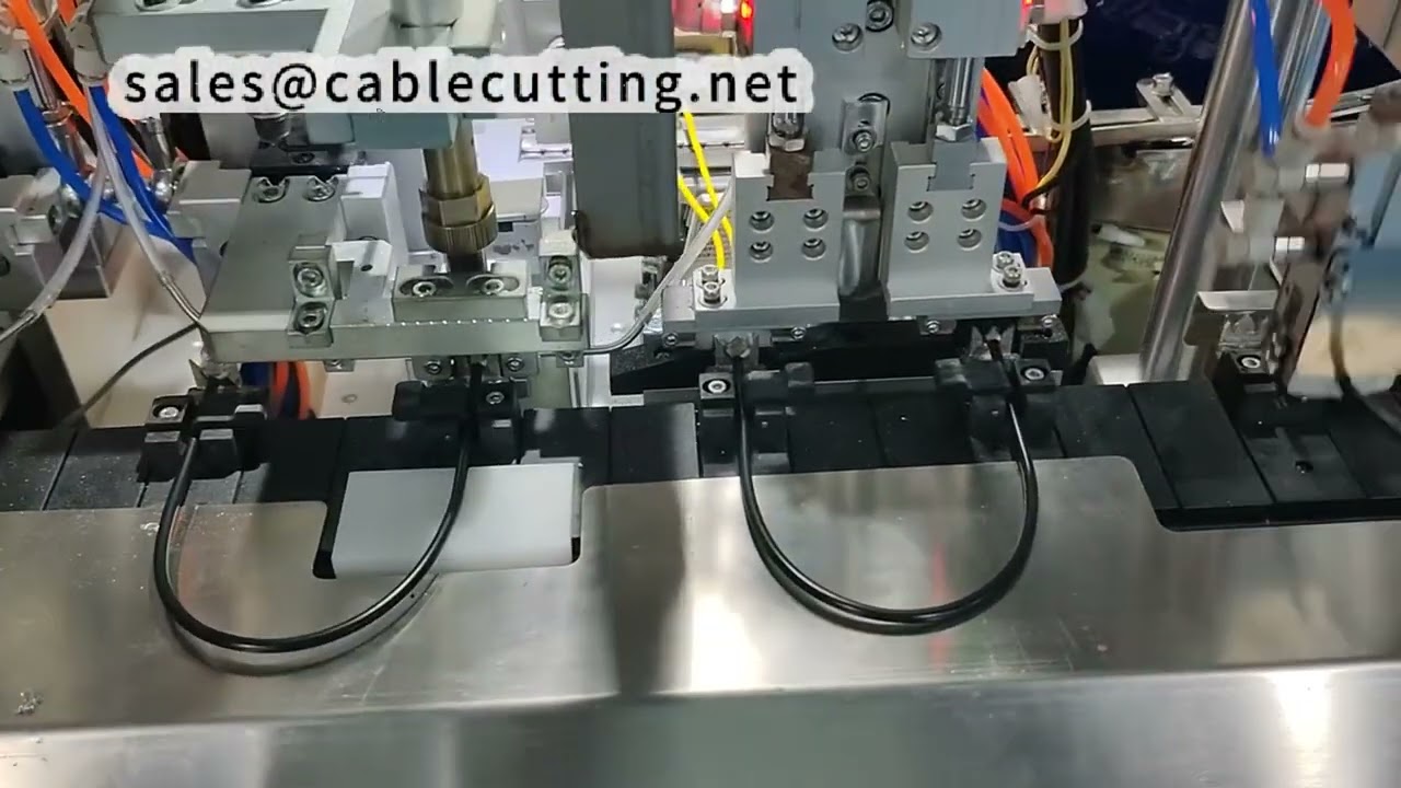 Volledig automatische USB-soldeermachine: 1 operator bedient 5-6 machines