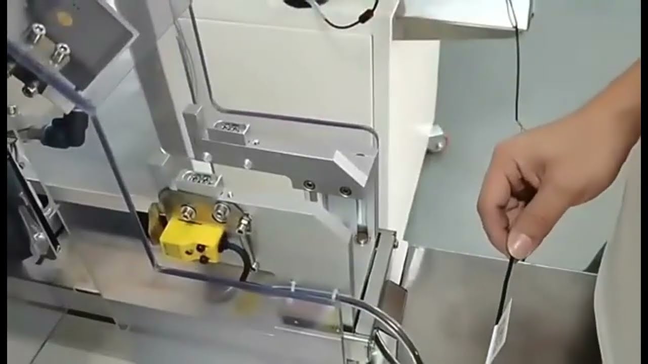 Zelfklevende labelmachine voor draadhamen – Automatisch labelen van USB-oortelefoonkabels