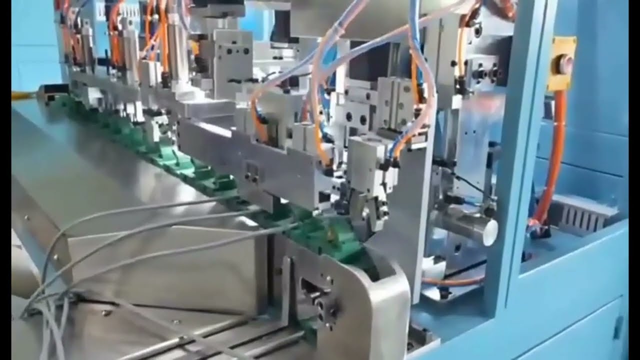 Automatische stekkerassemblagemachine voor netsnoeren - kabelstrippen, stekkerinvoeging en krimpen voor 2-polige en 3-polige stekkers