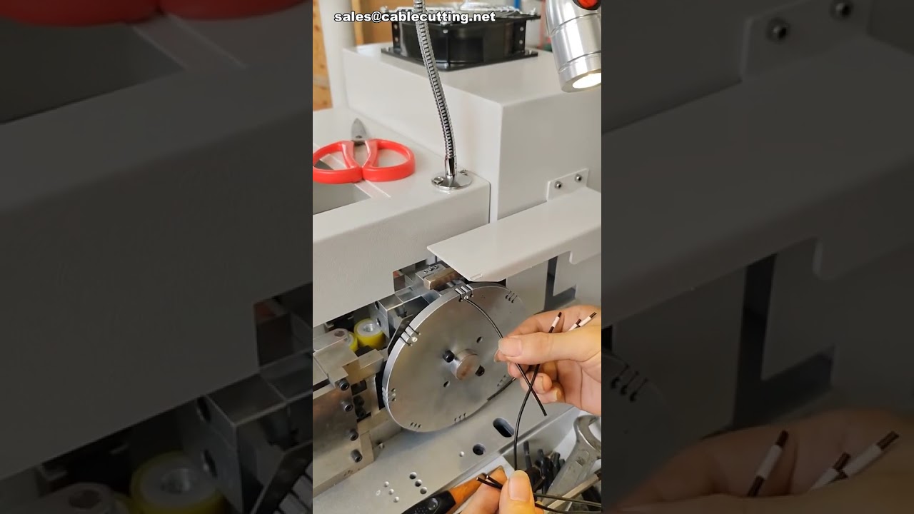 Automatische krimpkous invoer- en verwarmingsmachine tijdens installatie | #fabriek #machine #diy