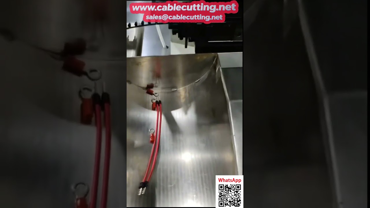 Automatische machine voor strippen en krimpen van voorgestripte buisvormige terminals